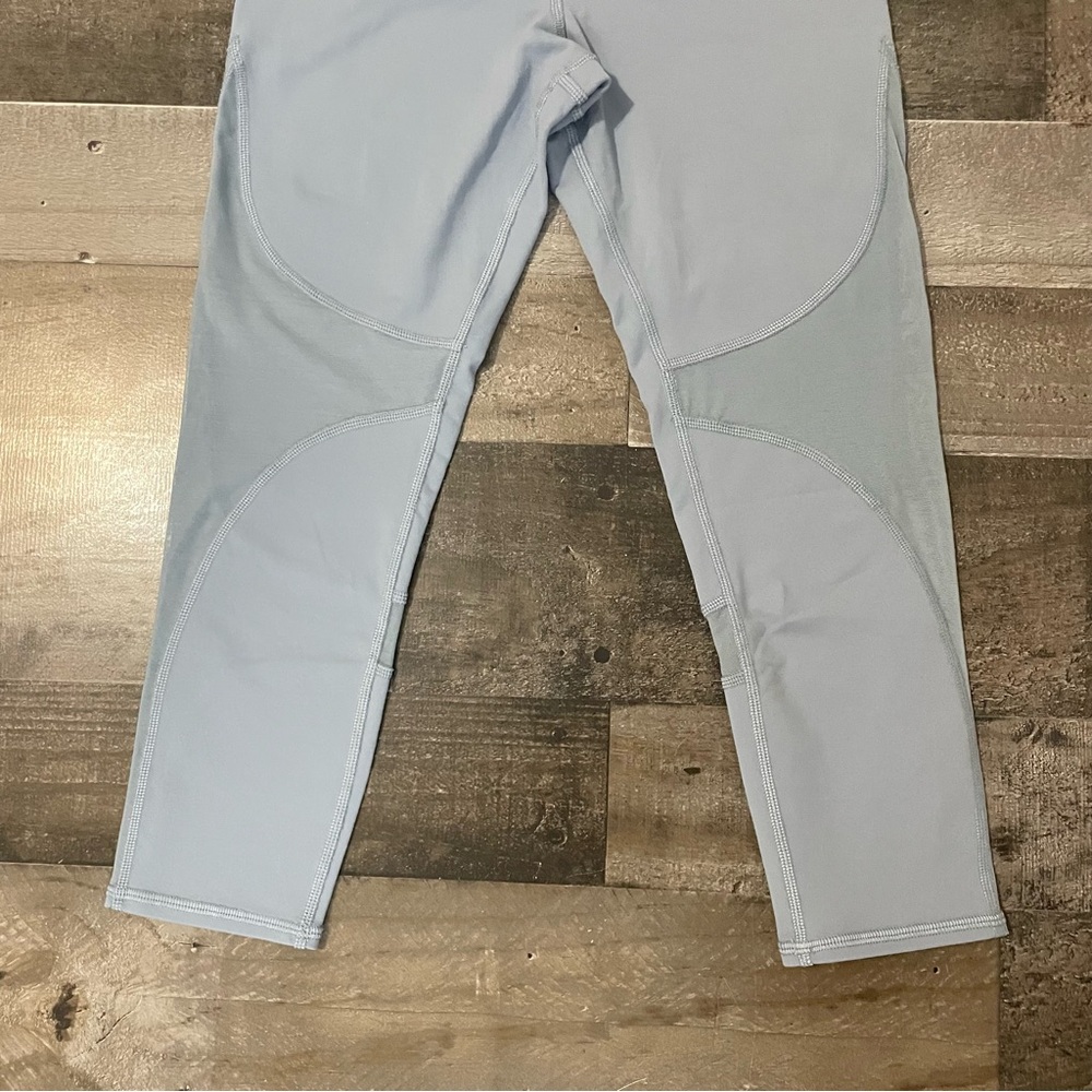 Alo Yoga Coast Capri Leggings High Waist Mesh Cropped Women’s size S Blue Haze - Picture 6 of 12